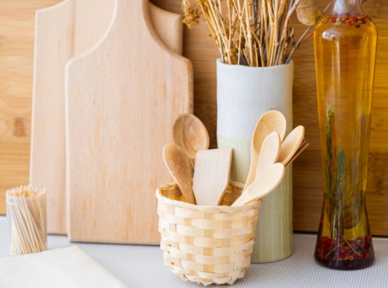 Ξύλινα σκεύη κουζίνας: Η μέθοδος καθαρισμού που ευνοεί την ανάπτυξη βακτηρίων, σύμφωνα με ειδικό - Πώς να τα πλένετε σωστά