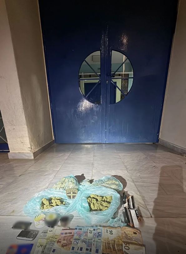 Ασπρόπυργος: Συνελήφθη 23χρονος που διακινούσε ναρκωτικά σε προαύλιο σχολικού συγκροτήματος – Χειροπέδες και σε άλλους τρεις