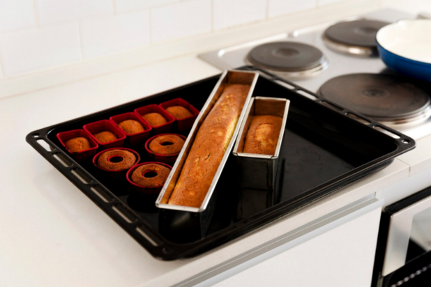 Ταψιά φούρνου: Το απλό κόλπο καθαρισμού με 1 απρόσμενο αντικείμενο για να φαίνονται ξανά «σαν καινούργια»