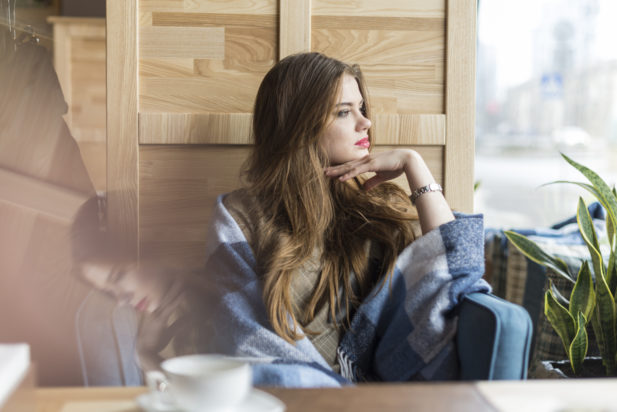 Γυναίκα που πάλεψε με τον καρκίνο του θυρεοειδούς αποκαλύπτει: «Αυτά είναι τα 5 συμπτώματα που βίωσα πριν τη διάγνωση»