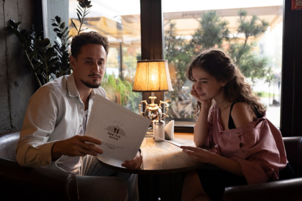 Οι άνθρωποι που αργούν πολύ να παραγγείλουν στα εστιατόρια, έχουν συχνά αυτά τα 8 χαρακτηριστικά