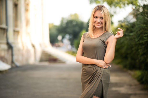 Αναρωτιέται αν πρέπει να δώσει μερίδιο του σπιτιού της στον φίλο της -"η σχέση μας δεν ξεκίνησε καλά". Φωτογραφία: Freepik