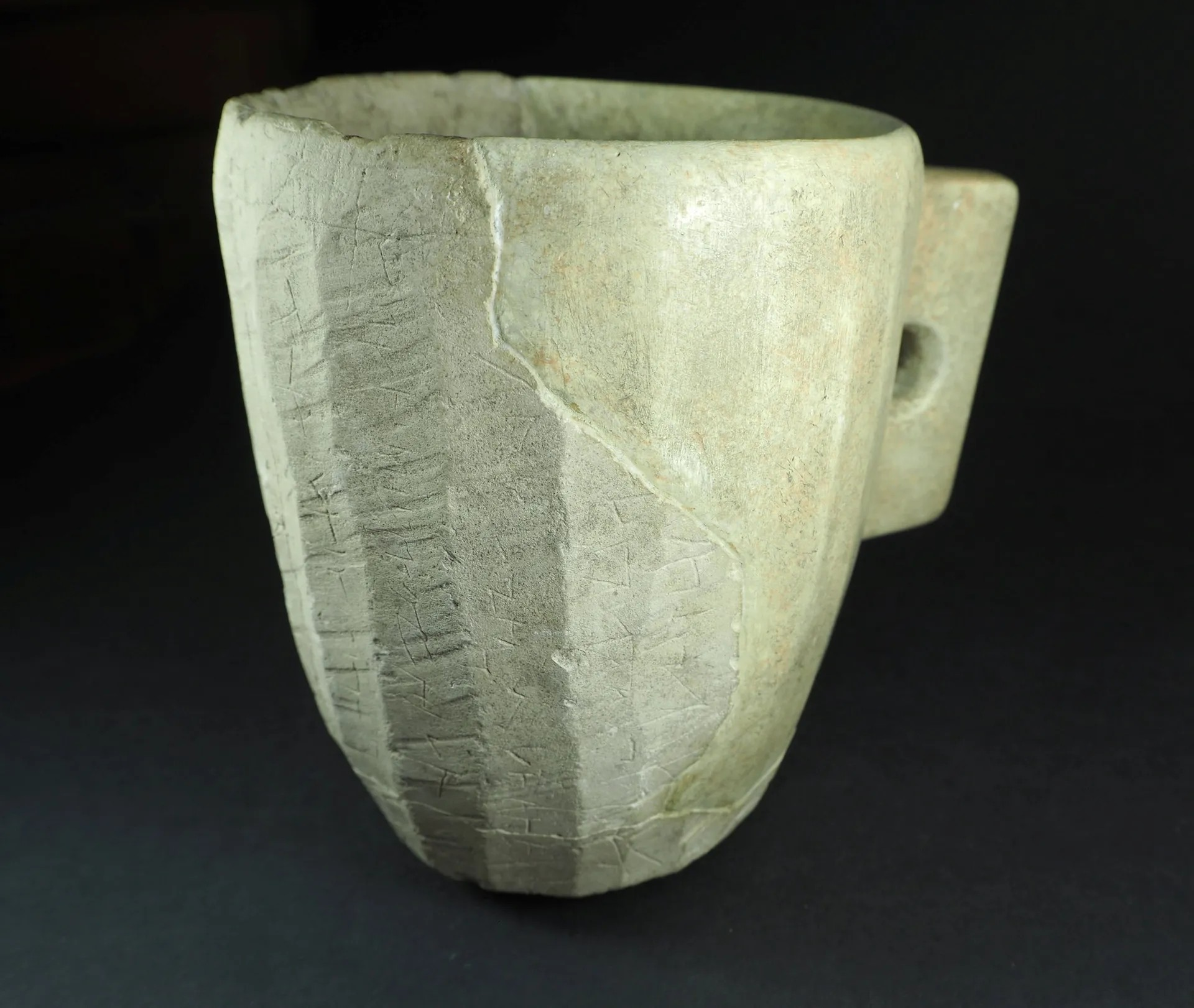 Η κούπα, λαξευμένη στο χέρι σε μαλακό ασβεστόλιθο.