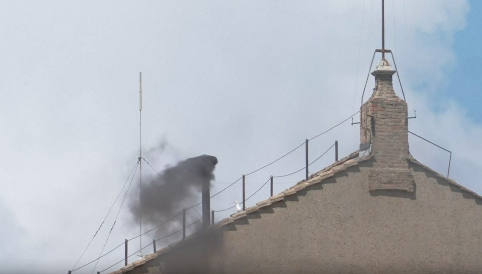 Βατικανό: Μαύρος καπνός και στη δεύτερη ψηφοφορία για την εκλογή νέου Πάπα