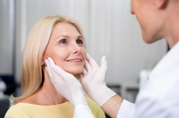 Ύπνος: «Είμαι γιατρός και ειδικός στην αντιγήρανση και αυτή η θέση όταν κοιμάστε βοηθάει στην πρόληψη των ρυτίδων»