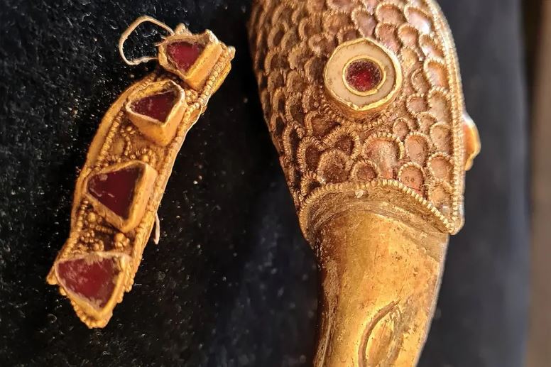 Δύο χειριστές ανιχνευτών μετάλλων ανακάλυψαν τυχαία θησαυρό με σπάνια κοσμήματα – Γιατί χαρακτηρίστηκε εθνικής σημασίας