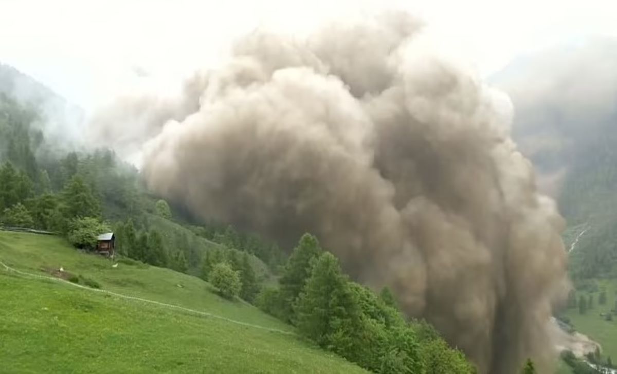 Βίντεο: Η στιγμή που ένα χωριό θάβεται από κατολίσθηση παγετώνα