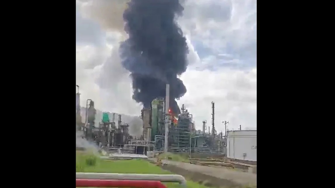 Ισημερινός: Πυρκαγιά στο μεγαλύτερο διυλιστήριο πετρελαίου της χώρας – Σταμάτησε τη λειτουργία του προληπτικά