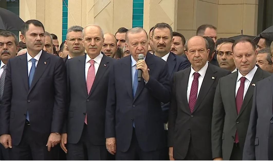 Ερντογάν στα κατεχόμενα: «Η Τουρκία είναι και θα είναι  μαζί σας» – Κάνει σόου με εγκαίνια «προεδρικού μεγάρου» και «Βουλής»