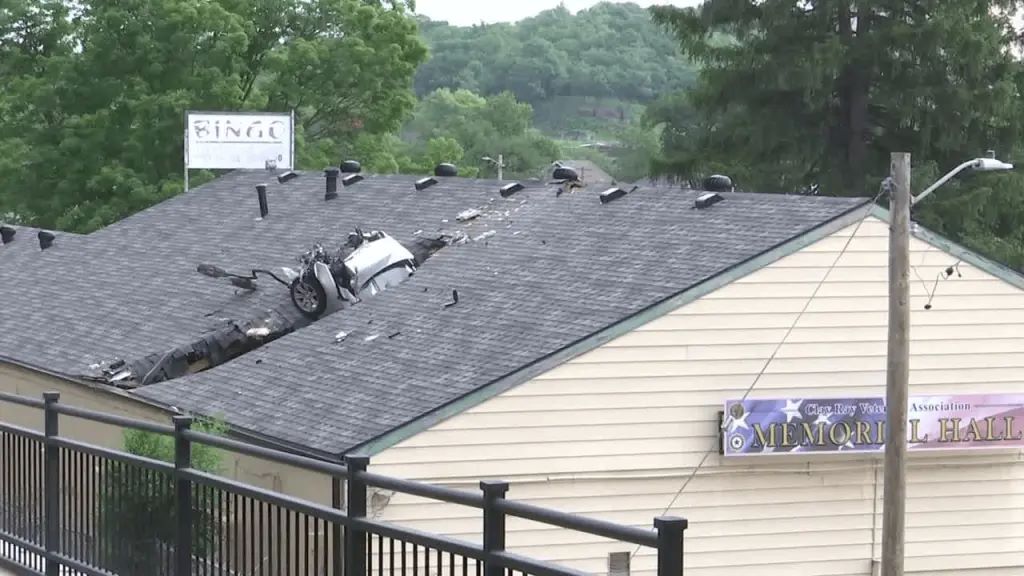 ΗΠΑ: Αυτοκίνητο προσγειώθηκε σε στέγη αίθουσας βετεράνων στο Μιζούρι – Συνέβη για δεύτερη φορά σε τρεις μήνες