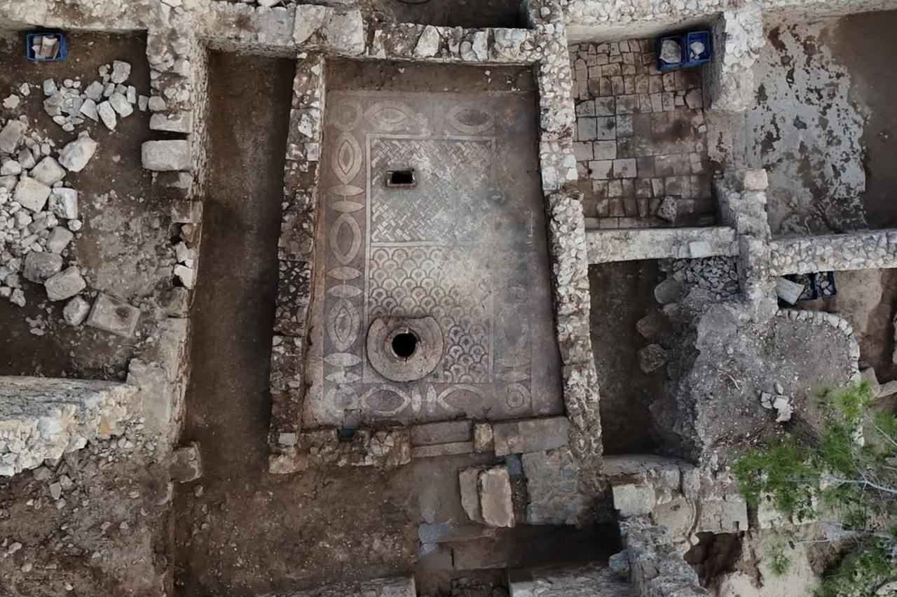 Εναέρια λήψη του ψηφιδωτού που ανακαλύφθηκε στην αρχαία Σύεδρα.