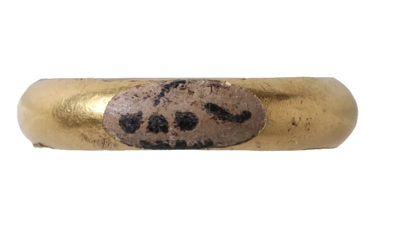 Χρυσό δαχτυλίδι με μικροσκοπικό κρανίο στην οβάλ εσοχή. Το δαχτυλίδι του Γκάουντι αφού το καθάρισαν οι εμπειρογνώμονες. Φωτογραφία: Norfolk County Council/CC-BY SA