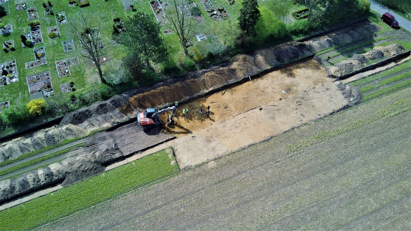 Λήψη από drone της περιοχής των ανασκαφών στο κοινοτικό κοιμητήριο του Espelkamp, στο βόρειο - δυτικό άκρο του χωριού Frotheim. Φωτογραφία: P. Metzner / Stadt Espelkamp