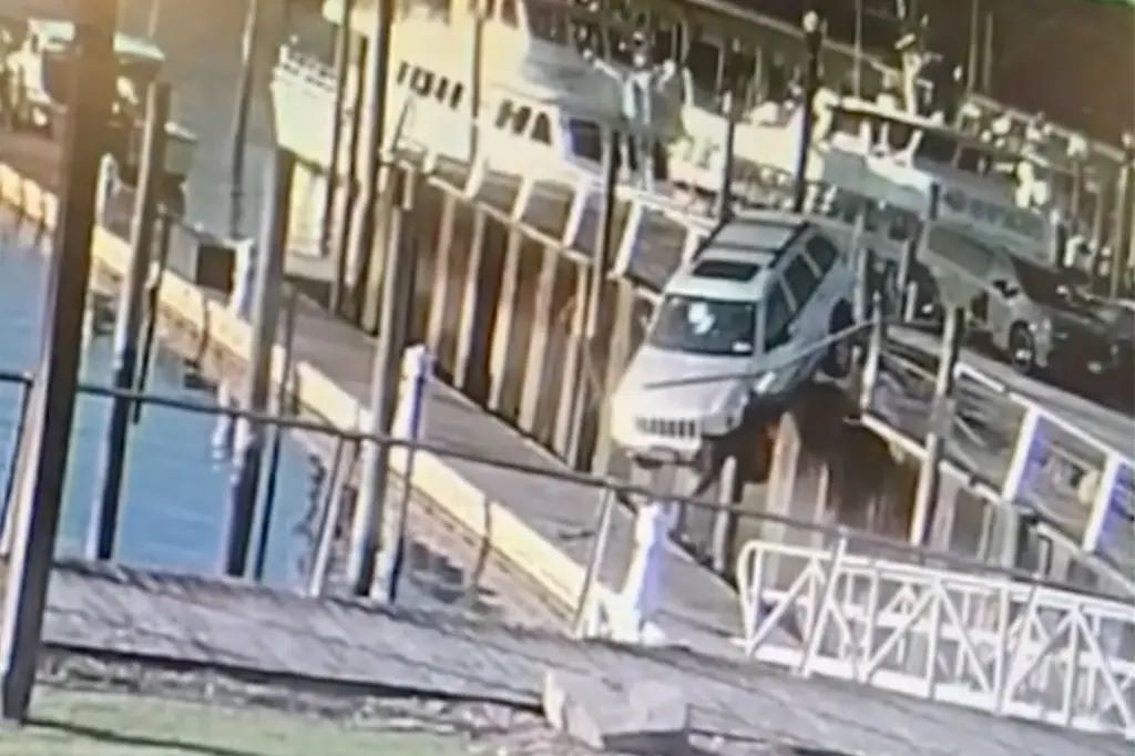 Βίντεο: Αυτοκίνητο «εκτοξεύεται» από προβλήτα και «καρφώνεται» σε πλωτή εξέδρα