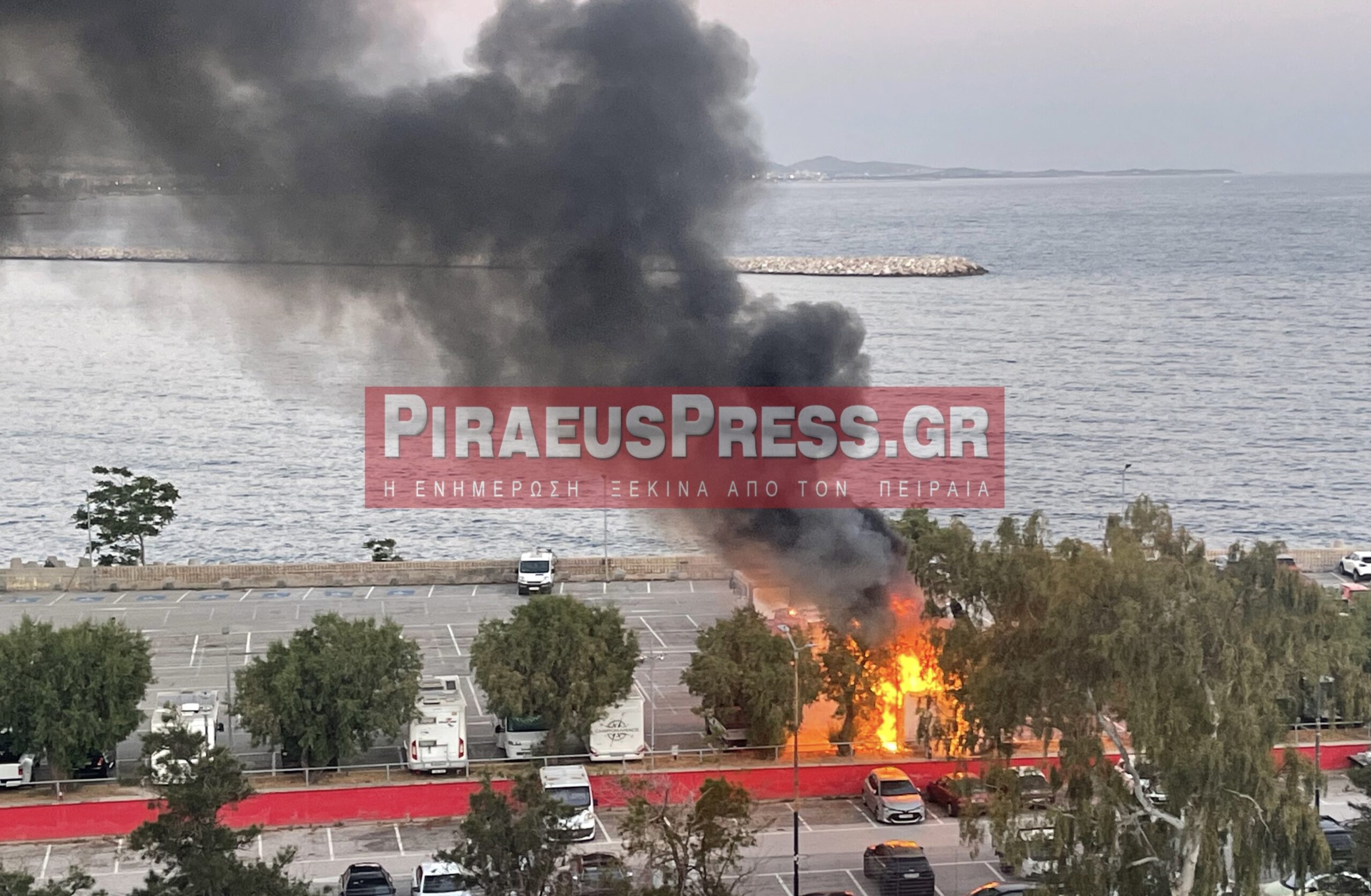 Πειραιάς: Φωτιά σε σταθμευμένο όχημα στο Μικρολίμανο