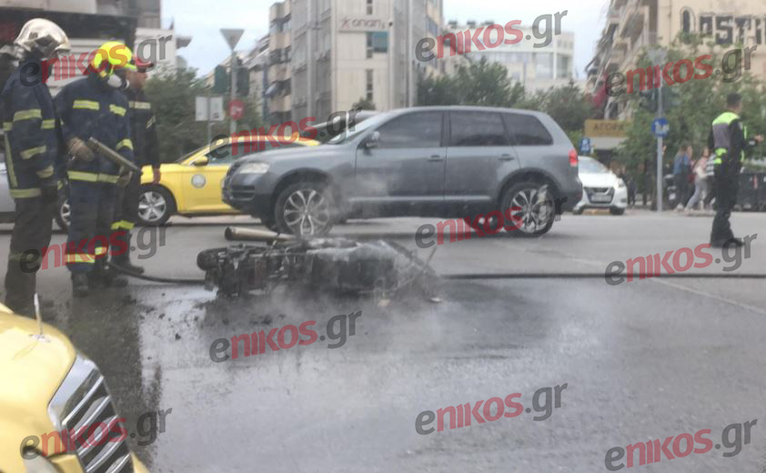 Μηχανή πήρε φωτιά στην Αλεξάνδρας