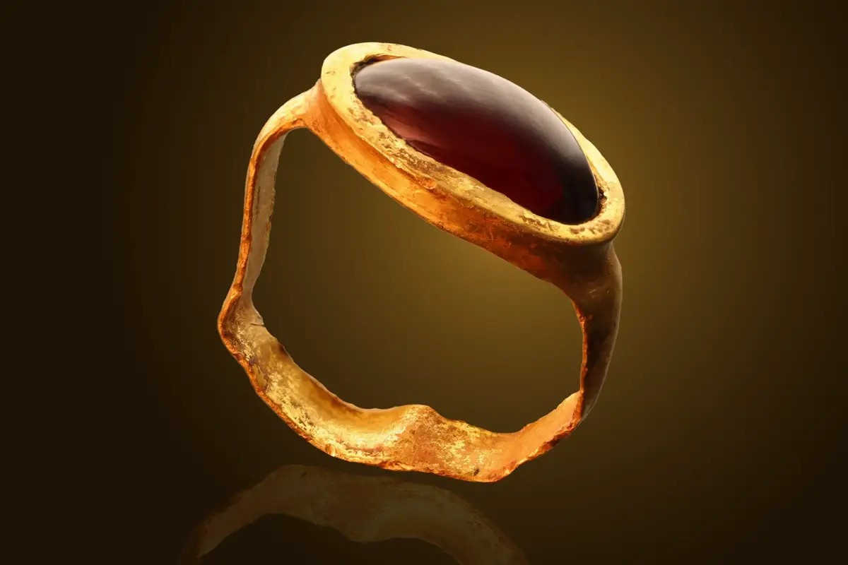 Ανακαλύφθηκε χρυσό δαχτυλίδι από την περίοδο του Δεύτερου Ναού στην Πόλη του Δαβίδ στην Ιερουσαλήμ. Φωτογραφία: ΙΑΑ