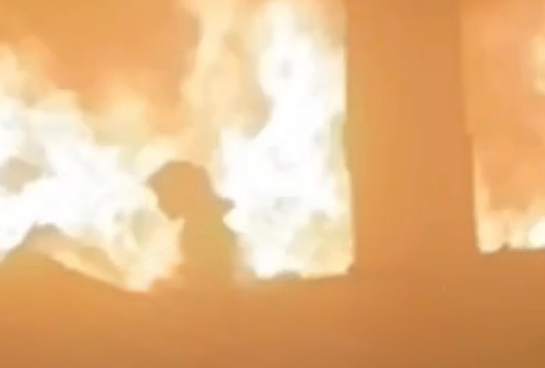 Γάζα: Συγκλονιστικό βίντεο με ένα κοριτσάκι να περιπλανιέται σε φλεγόμενο κτίριο έπειτα από ισραηλινό πλήγμα – Αντιδράσεις για τη «σφαγή» σε σχολείο