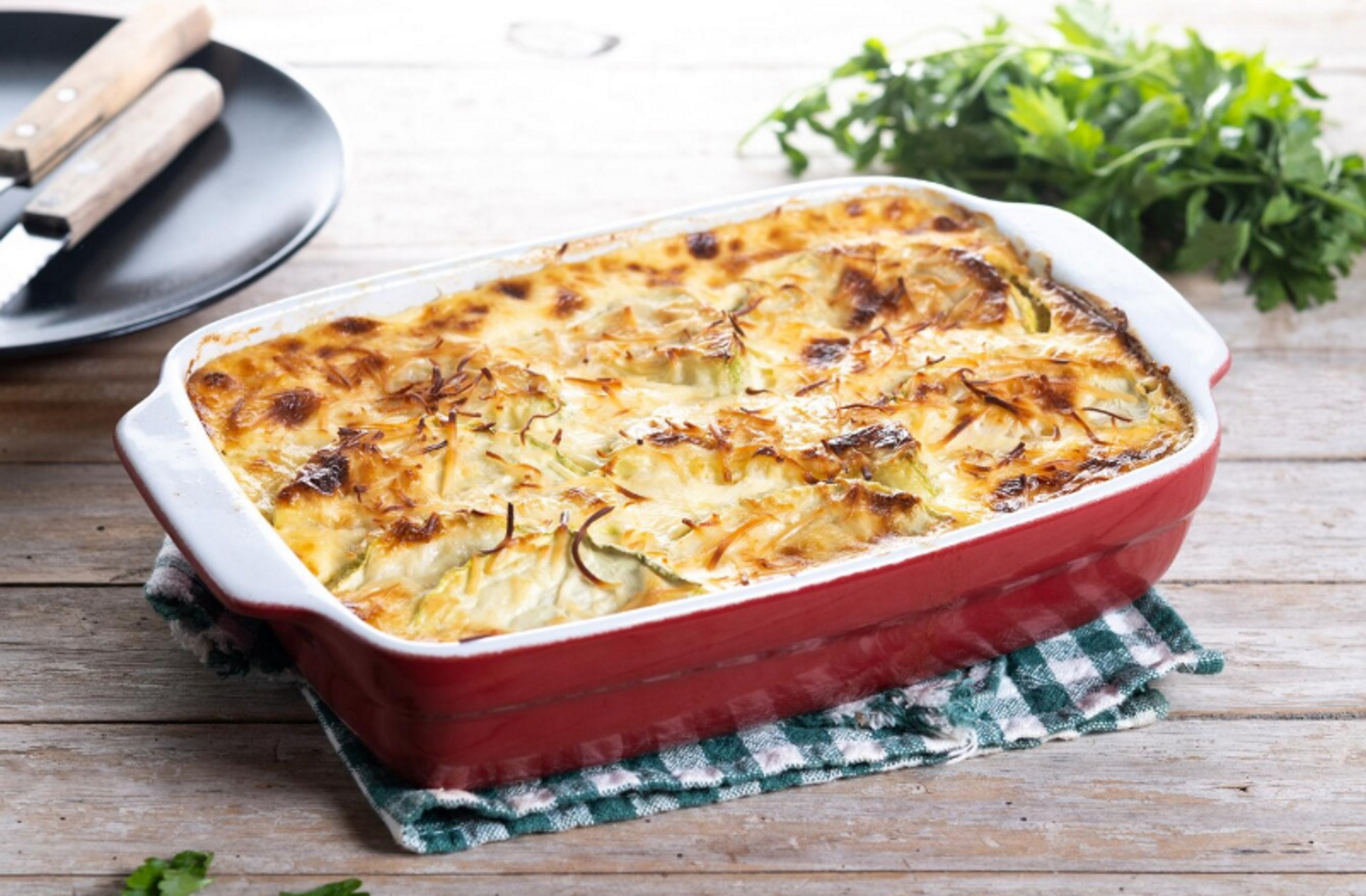 Συνταγή για απολαυστικό ογκρατέν ψαριού με πέστο - Ψήνεται σε 15 λεπτά