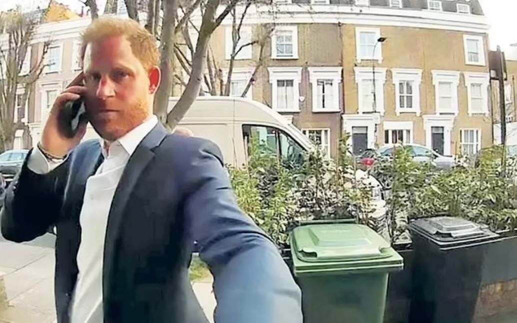 Πρίγκιπας Χάρι: Χτυπούσε πόρτες αγνώστων στο Λονδίνο αναζητώντας έναν φίλο του – «Η οικιακή βοηθός μας του άνοιξε, αλλά δεν τον αναγνώρισε»