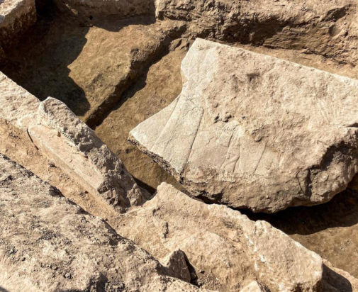 Θραύσμα του αετώματος που ήλθε στο φως. Φωτογραφία: Aaron Schmitt / Universität Heidelberg