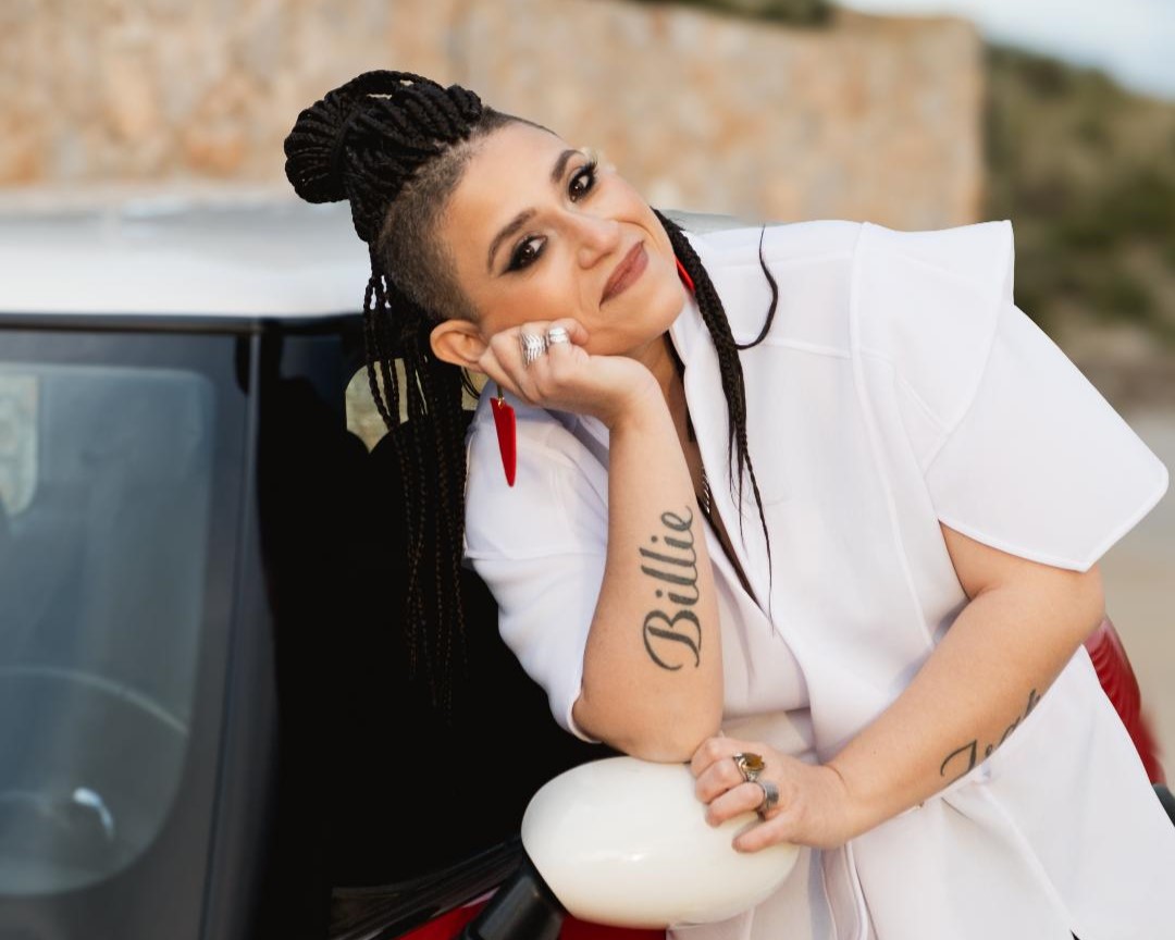 Billie Isak στο enikos.gr: «Η λέξη “ορφανό” που άκουγα από παιδί με σημάδεψε»