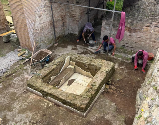 Η "λεκάνη" (vasca) που ανακαλύφθηκε μέσα στα θερμά λουτρά.