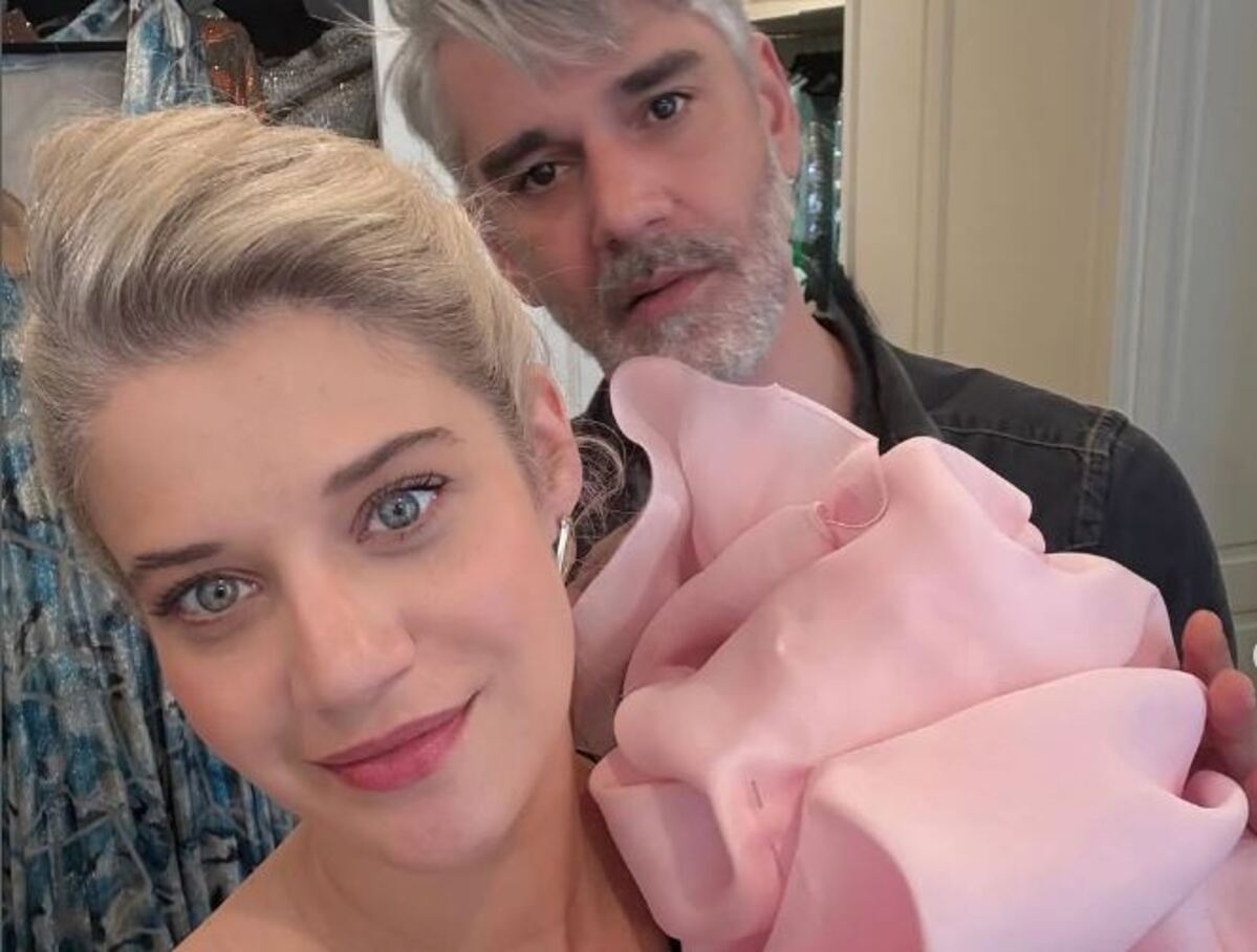 Τζένη Θεωνά: Ανακοίνωσε τη βαθμολογία της Ελλάδας στον τελικό της Eurovision 2025 με φουσκωμένη κοιλίτσα