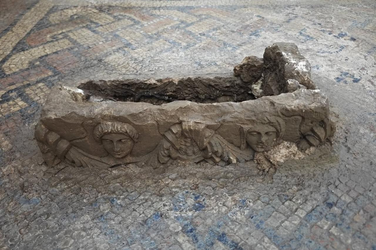 Οστεοθήκη που βρέθηκε ενσωματωμένη στο ψηφιδωτό, στην αρχαία πόλη Σύεδρα. 