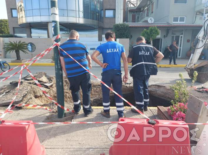 Άνοιξε μεγάλη τρύπα σε δρόμο στο κέντρο της Καλαμάτας – Δείτε φωτογραφίες και βίντεο
