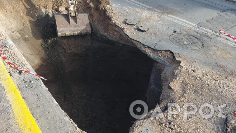 Άνοιξε μεγάλη τρύπα σε δρόμο στο κέντρο της Καλαμάτας – Δείτε φωτογραφίες και βίντεο