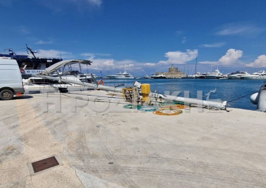 Ρόδος: Κατάρτι πλοίου αποκολλήθηκε και προκάλεσε ζημίες στο λιμάνι Μανδρακίου – ΦΩΤΟ