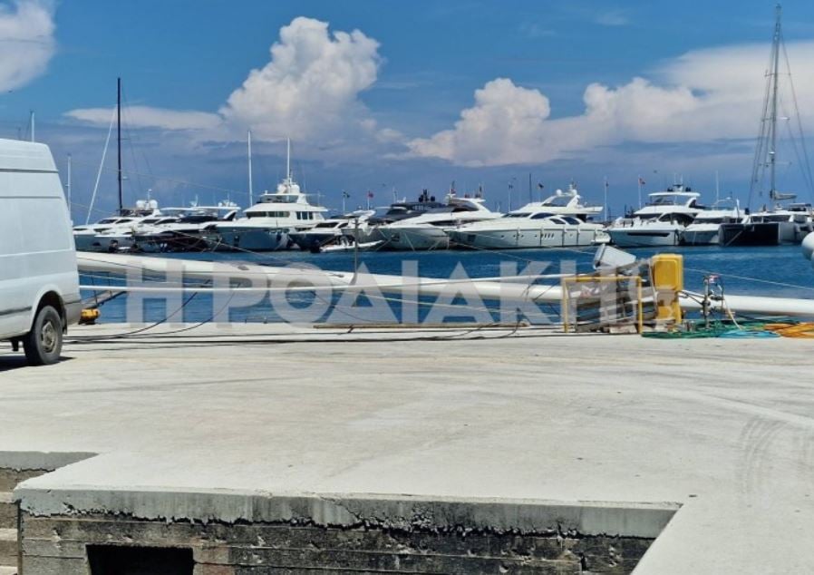 Ρόδος: Κατάρτι πλοίου αποκολλήθηκε και προκάλεσε ζημίες στο λιμάνι Μανδρακίου – ΦΩΤΟ