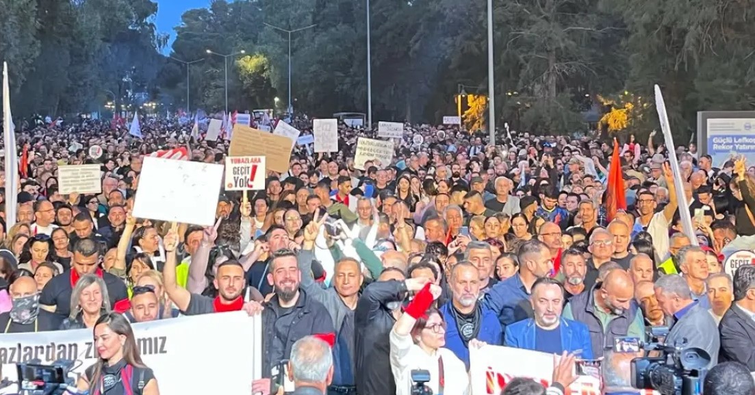 Διαδηλώσεις και γενική απεργία στα Κατεχόμενα κατά της υιοθέτησης του μέτρου της χρήσης μαντίλας σε δημόσια λύκεια