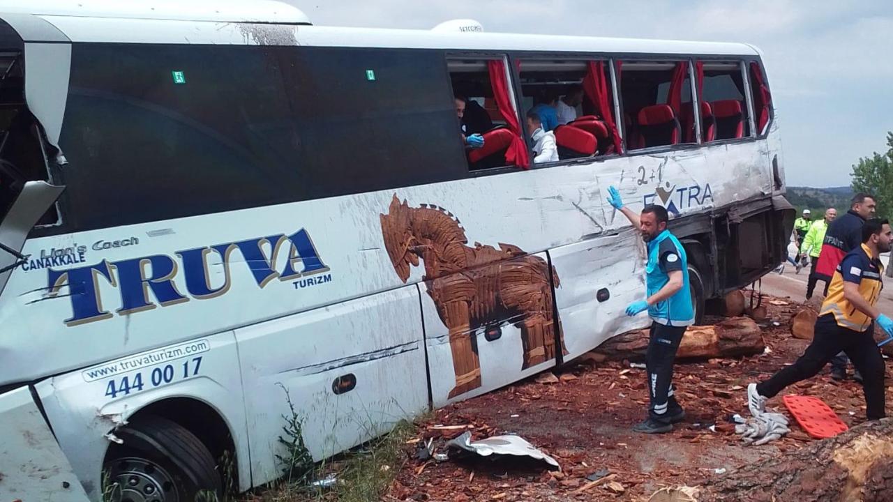 Τραγωδία στην Τουρκία: 8 νεκροί και 20 τραυματίες έπειτα από καραμπόλα στο Τσανάκαλε – ΒΙΝΤΕΟ