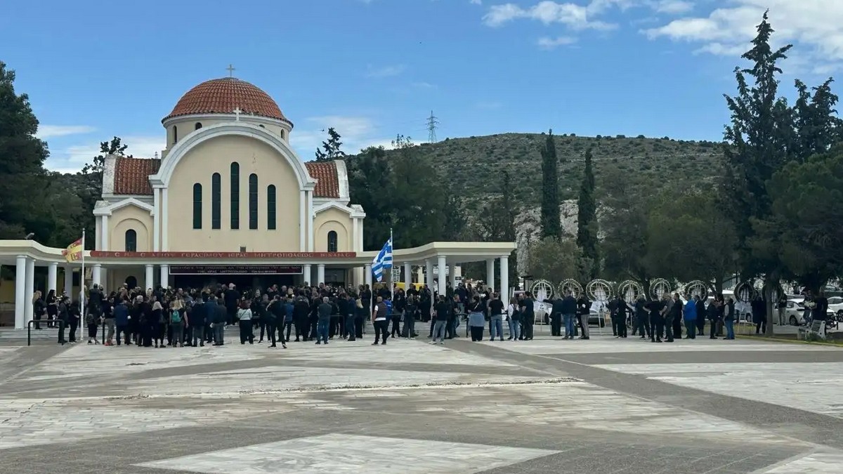 Κερατσίνι: Θρήνος στην κηδεία του 43χρονου που βρέθηκε απαγχονισμένος – Υποβασταζόμενοι η γυναίκα και ο αδελφός του
