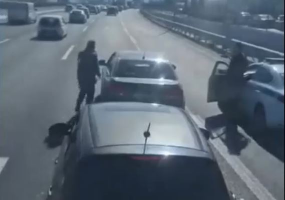 Κηφισός: Οδηγός σταματά στη μεσαία λωρίδα για να κάνει την ανάγκη του και φεύγει σαν «κύριος» – ΒΙΝΤΕΟ