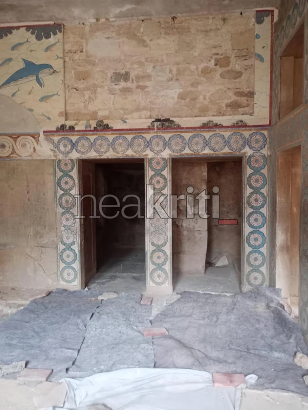 Κρήτη: Κατέρρευσε από τους θυελλώδεις ανέμους η ιστορική τοιχογραφία με τα δελφίνια στο Ανάκτορο της Κνωσού – ΦΩΤΟ