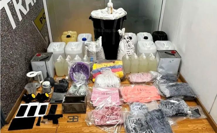 Μενίδι: Διεθνές κύκλωμα έφερνε από το Εκουαδόρ κοκαΐνη εμποτισμένη σε ρούχα – Οι ρόλοι των μελών – ΦΩΤΟ και ΒΙΝΤΕΟ