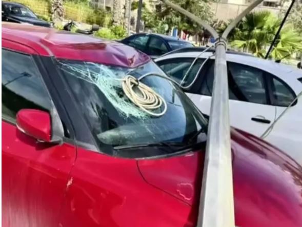 Ηράκλειο: Κολώνα φωτισμού «προσγειώθηκε» σε αυτοκίνητο – Από τύχη δεν υπήρξαν τραυματίες – ΦΩΤΟ