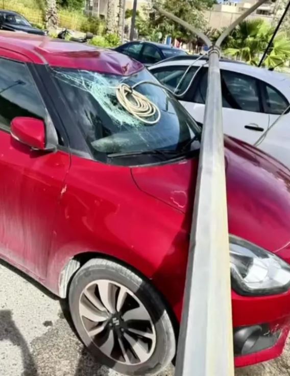 Ηράκλειο: Κολώνα φωτισμού «προσγειώθηκε» σε αυτοκίνητο – Από τύχη δεν υπήρξαν τραυματίες – ΦΩΤΟ
