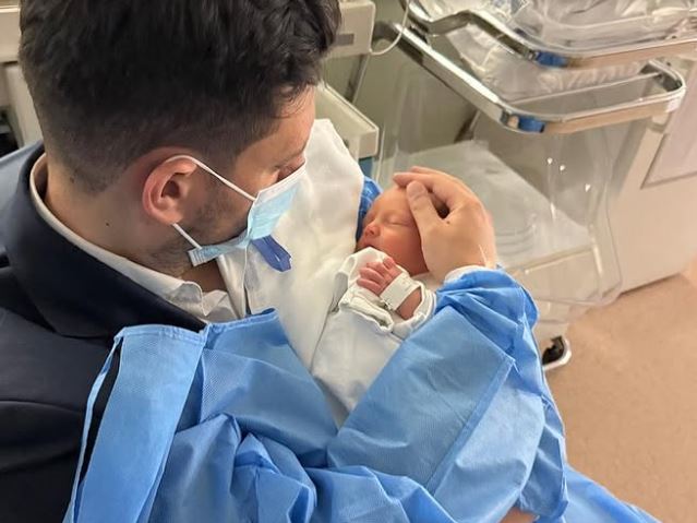 Ο Κωνσταντίνος Κυρανάκης αγκαλιά με τον γιο του