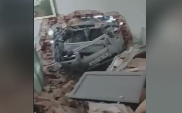 Λαγκαδάς: Αυτοκίνητο «εισέβαλε» στο σαλόνι ηλικιωμένης γυναίκας στην Άσσηρο – ΒΙΝΤΕΟ