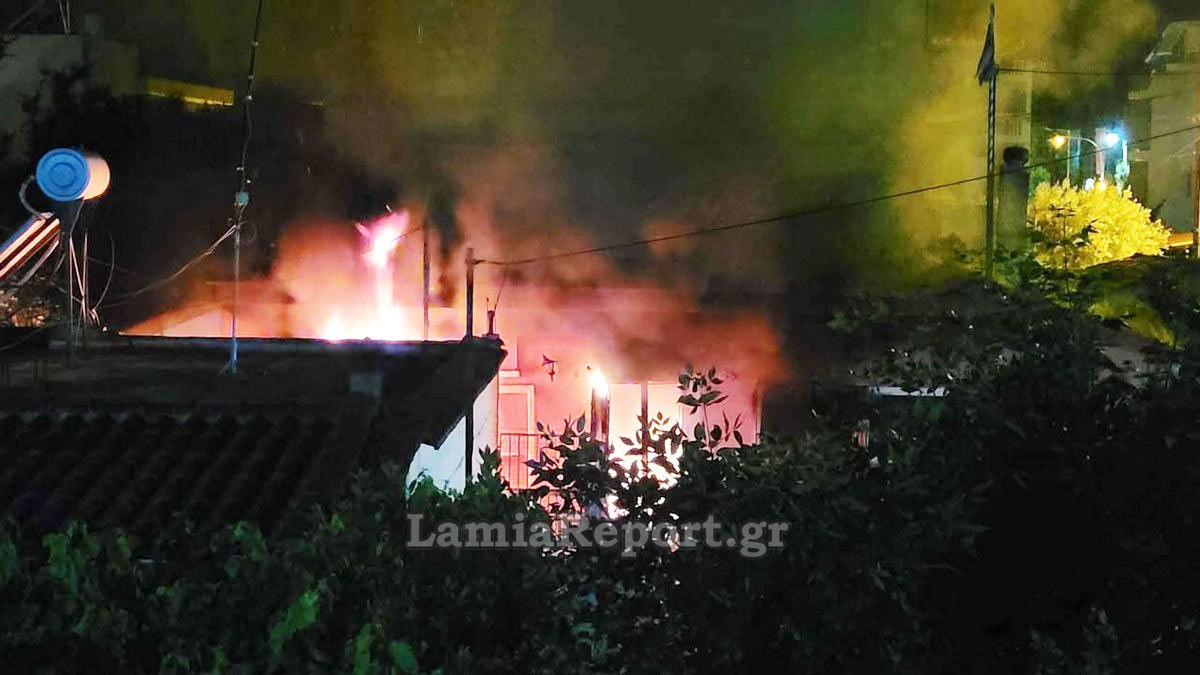 Λαμία: Σπίτι τυλίχτηκε στις φλόγες τα ξημερώματα – Με το μαχαίρι στα χέρια ο ιδιοκτήτης απειλούσε τους πάντες