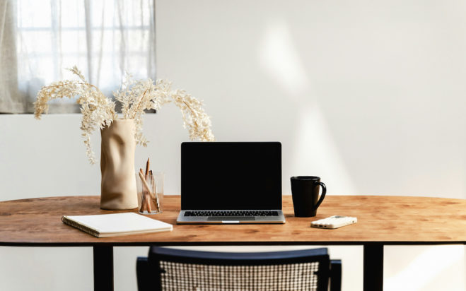 Ο απόλυτος οδηγός laptop: Τι να προσέξεις πριν αγοράσεις Ετοιμάζεσαι να αγοράσεις laptop; Ναι, οι τεχνικές προδιαγραφές, τα χαρακτηριστικά είναι μεν σημαντικά αλλά δεν είναι εκεί που πρέπει να εστιάσεις. Τουναντίον, δώσε βάση στο lifestyle σου. Από hardcore gaming και casual browsing, μέχρι επαγγελματικά calls και λήψη σημειώσεων σε αμφιθέατρα και αίθουσες, ο ιδανικός φορητός υπολογιστής εξαρτάται από τον τρόπο που πρόκειται να τον χρησιμοποιήσεις. Ετοιμάσαμε για ‘σένα έναν οδηγό στον οποίο θα αναλύσουμε τι πραγματικά παίζει ρόλο για κάθε τύπο χρήστη, έτσι ώστε αφ’ ενός να μην αμελήσεις τα πραγματικά σημαντικά χαρακτηριστικά και αφ’ ετέρου να μην πληρώσεις άδικα λειτουργίες που δεν πρόκειται να χρησιμοποιήσεις ποτέ. Gaming laptop Ένα gaming laptop χρειάζεται ισχύ. Εννοείται πως στοχεύεις σε μοντέλο με ανεξάρτητη κάρτα γραφικών όπως π.χ. μία NVIDIA RTX, υψηλό ρυθμό ανανέωσης οθόνης (μην πέσεις κάτω από τα 120 Hz) και ένα αποτελεσματικό σύστημα ψύξης – μιας που το σύστημα θα δουλεύει σχεδόν συνέχεια… στα κόκκινα. Ένας γρήγορος SSD και τουλάχιστον 16 GB RAM είναι απαραίτητα αν θες να έχεις ομαλό gameplay. Μην αμελήσεις να βεβαιωθείς ότι το πληκτρολόγιο σε βολεύει και πως οι θύρες επικοινωνίας (USB-A, USB-C, Ethernet, HDMI) σε καλύπτουν. Business laptop Ένα business laptop οφείλει να είναι αξιόπιστο, ασφαλές και φορητό. Δώσε προτεραιότητα σε ένα άνετο πληκτρολόγιο, μία υψηλής ανάλυσης κάμερα με καλή ποιότητα εικόνας και υψηλή απόδοση σε καταστάσεις multitasking. Χαρακτηριστικά όπως σαρωτές δακτυλικού αποτυπώματος, Windows Hello και στιβαρή συναρμολόγηση είναι εξίσου σημαντικά. Αν μάλιστα ταξιδεύεις συχνά, αναζήτησε σύστημα με συμπαγές design, χαμηλό βάρος και θύρες Thunderbolt. Φοιτητικό laptop Οι φοιτητές χρειάζονται φορητότητα, μεγάλη αυτονομία και ικανοποιητική απόδοση για δημιουργία εργασιών, λήψη σημειώσεων, πραγματοποίηση έρευνας και βιντεοκλήσεις. Επίλεξε λοιπόν μοντέλα με χαμηλό βάρος που διαθέτουν βολικό πληκτρολόγιο και υψηλής ποιότητας FHD κάμερα. Θα βρεις κάμποσα budget Windows laptops αν και μπορείς να εξετάσεις και την περίπτωση των Chromebooks – απλά εν τοιαύτη περιπτώσει έλεγξε τη συμβατότητα των εφαρμογών που χρησιμοποιείς. Laptop για δημιουργία περιεχομένου (εικόνες/βίντεο/3D) Οι δημιουργοί περιεχομένου χρειάζονται οθόνες υψηλής ανάλυσης με άριστη πιστότητα χρώματος οπότε η κάλυψη των χώρων DCI-P3 και sRGB σε ποσοστό 100% είναι must. Από εκεί και πέρα σπουδαίο ρόλο παίζουν οι ισχυροί επεξεργαστές και κάρτες γραφικών, καθώς και οι γρήγοροι SSD μιας που η επεξεργασία μεγάλου μεγέθους αρχείων βρίσκεται στην ημερήσια διάταξη. Τα 16 GB όσο το δυνατόν ταχύτερης RAM και ένα δυνατό σύστημα ψύξης, τέλος, είναι απαραίτητα. Bonus tip: ένας ενσωματωμένος αναγνώστης καρτών SD θα σου επιτρέψει να μεταφέρεις εύκολα περιεχόμενο από φορητές συσκευές. Laptop καθημερινής χρήσης Αν πρόκειται να χρησιμοποιείς το laptop σου ως επί το πλείστον για browsing, streaming και βασικές εργασίες παραγωγικότητας (εφαρμογές γραφείου σαν να λέμε), τότε θες μία ισορροπημένη πρόταση. Οθόνη με πιστοποιήσεις χαμηλής εκπομπής μπλε ακτινοβολίας, άνετο πληκτρολόγιο, μπαταρία με ικανοποιητική αυτονομία, ένας ευρύχωρος SSD και 8 GB RAM θα πρέπει να είναι αρκετά. Ένα τέτοιο laptop είναι ξεκάθαρα εργαλείο, οπότε απόφυγε τις εξαιρετικά budget λύσεις αφού υπάρχει σοβαρός κίνδυνος να μην είναι σε θέση να σε καλύψουν. Υπερφορητά laptops Ταξιδεύεις ή/και μετακινείσαι συχνά; Ο στόχος σου θα πρέπει να είναι η αγορά ενός υπερφορητού laptop. Το βάρος του δεν θα πρέπει να υπερβαίνει σε καμία περίπτωση τα 1,3 κιλά – και μάλιστα, αν σε βολεύουν και το budget σου τα επιτρέπει, μπορείς να αναζητήσεις ακόμα πιο συμπαγή μοντέλα που ζυγίζουν κάτω από ένα κιλό! Φρόντισε να φορτίζει μέσω USB-C και να είναι ανθεκτικό ώστε να αντέξει τη φθορά της καθημερινής χρήσης και να ψύχεται επαρκώς χωρίς να παράγει υπερβολικό θόρυβο. Ένα laptop για τις ανάγκες σου Το laptop σου θα πρέπει να ταιριάζει στις ανάγκες της καθημερινότητάς σου. Κατά την έρευνα αγοράς σου σκέψου μακροπρόθεσμα, δώσε προτεραιότητα στα κατάλληλα χαρακτηριστικά και μην αφήσεις τυχόν… εφετζίδικα εξτραδάκια να σε εντυπωσιάσουν. Είτε χρειάζεσαι ένα τέρας επιδόσεων, είτε έναν αξιόπιστο καθημερινό συνεργάτη, λάβε υπ’ όψιν σου τις συμβουλές μας και να είσαι σίγουρος ότι θα βρεις το κατάλληλο laptop για ‘σένα σε χρόνο μηδέν.