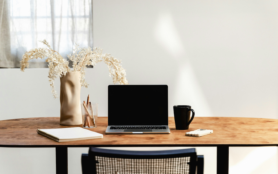 Ο απόλυτος οδηγός laptop: Τι να προσέξεις πριν αγοράσεις Ετοιμάζεσαι να αγοράσεις laptop; Ναι, οι τεχνικές προδιαγραφές, τα χαρακτηριστικά είναι μεν σημαντικά αλλά δεν είναι εκεί που πρέπει να εστιάσεις. Τουναντίον, δώσε βάση στο lifestyle σου. Από hardcore gaming και casual browsing, μέχρι επαγγελματικά calls και λήψη σημειώσεων σε αμφιθέατρα και αίθουσες, ο ιδανικός φορητός υπολογιστής εξαρτάται από τον τρόπο που πρόκειται να τον χρησιμοποιήσεις. Ετοιμάσαμε για ‘σένα έναν οδηγό στον οποίο θα αναλύσουμε τι πραγματικά παίζει ρόλο για κάθε τύπο χρήστη, έτσι ώστε αφ’ ενός να μην αμελήσεις τα πραγματικά σημαντικά χαρακτηριστικά και αφ’ ετέρου να μην πληρώσεις άδικα λειτουργίες που δεν πρόκειται να χρησιμοποιήσεις ποτέ. Gaming laptop Ένα gaming laptop χρειάζεται ισχύ. Εννοείται πως στοχεύεις σε μοντέλο με ανεξάρτητη κάρτα γραφικών όπως π.χ. μία NVIDIA RTX, υψηλό ρυθμό ανανέωσης οθόνης (μην πέσεις κάτω από τα 120 Hz) και ένα αποτελεσματικό σύστημα ψύξης – μιας που το σύστημα θα δουλεύει σχεδόν συνέχεια… στα κόκκινα. Ένας γρήγορος SSD και τουλάχιστον 16 GB RAM είναι απαραίτητα αν θες να έχεις ομαλό gameplay. Μην αμελήσεις να βεβαιωθείς ότι το πληκτρολόγιο σε βολεύει και πως οι θύρες επικοινωνίας (USB-A, USB-C, Ethernet, HDMI) σε καλύπτουν. Business laptop Ένα business laptop οφείλει να είναι αξιόπιστο, ασφαλές και φορητό. Δώσε προτεραιότητα σε ένα άνετο πληκτρολόγιο, μία υψηλής ανάλυσης κάμερα με καλή ποιότητα εικόνας και υψηλή απόδοση σε καταστάσεις multitasking. Χαρακτηριστικά όπως σαρωτές δακτυλικού αποτυπώματος, Windows Hello και στιβαρή συναρμολόγηση είναι εξίσου σημαντικά. Αν μάλιστα ταξιδεύεις συχνά, αναζήτησε σύστημα με συμπαγές design, χαμηλό βάρος και θύρες Thunderbolt. Φοιτητικό laptop Οι φοιτητές χρειάζονται φορητότητα, μεγάλη αυτονομία και ικανοποιητική απόδοση για δημιουργία εργασιών, λήψη σημειώσεων, πραγματοποίηση έρευνας και βιντεοκλήσεις. Επίλεξε λοιπόν μοντέλα με χαμηλό βάρος που διαθέτουν βολικό πληκτρολόγιο και υψηλής ποιότητας FHD κάμερα. Θα βρεις κάμποσα budget Windows laptops αν και μπορείς να εξετάσεις και την περίπτωση των Chromebooks – απλά εν τοιαύτη περιπτώσει έλεγξε τη συμβατότητα των εφαρμογών που χρησιμοποιείς. Laptop για δημιουργία περιεχομένου (εικόνες/βίντεο/3D) Οι δημιουργοί περιεχομένου χρειάζονται οθόνες υψηλής ανάλυσης με άριστη πιστότητα χρώματος οπότε η κάλυψη των χώρων DCI-P3 και sRGB σε ποσοστό 100% είναι must. Από εκεί και πέρα σπουδαίο ρόλο παίζουν οι ισχυροί επεξεργαστές και κάρτες γραφικών, καθώς και οι γρήγοροι SSD μιας που η επεξεργασία μεγάλου μεγέθους αρχείων βρίσκεται στην ημερήσια διάταξη. Τα 16 GB όσο το δυνατόν ταχύτερης RAM και ένα δυνατό σύστημα ψύξης, τέλος, είναι απαραίτητα. Bonus tip: ένας ενσωματωμένος αναγνώστης καρτών SD θα σου επιτρέψει να μεταφέρεις εύκολα περιεχόμενο από φορητές συσκευές. Laptop καθημερινής χρήσης Αν πρόκειται να χρησιμοποιείς το laptop σου ως επί το πλείστον για browsing, streaming και βασικές εργασίες παραγωγικότητας (εφαρμογές γραφείου σαν να λέμε), τότε θες μία ισορροπημένη πρόταση. Οθόνη με πιστοποιήσεις χαμηλής εκπομπής μπλε ακτινοβολίας, άνετο πληκτρολόγιο, μπαταρία με ικανοποιητική αυτονομία, ένας ευρύχωρος SSD και 8 GB RAM θα πρέπει να είναι αρκετά. Ένα τέτοιο laptop είναι ξεκάθαρα εργαλείο, οπότε απόφυγε τις εξαιρετικά budget λύσεις αφού υπάρχει σοβαρός κίνδυνος να μην είναι σε θέση να σε καλύψουν. Υπερφορητά laptops Ταξιδεύεις ή/και μετακινείσαι συχνά; Ο στόχος σου θα πρέπει να είναι η αγορά ενός υπερφορητού laptop. Το βάρος του δεν θα πρέπει να υπερβαίνει σε καμία περίπτωση τα 1,3 κιλά – και μάλιστα, αν σε βολεύουν και το budget σου τα επιτρέπει, μπορείς να αναζητήσεις ακόμα πιο συμπαγή μοντέλα που ζυγίζουν κάτω από ένα κιλό! Φρόντισε να φορτίζει μέσω USB-C και να είναι ανθεκτικό ώστε να αντέξει τη φθορά της καθημερινής χρήσης και να ψύχεται επαρκώς χωρίς να παράγει υπερβολικό θόρυβο. Ένα laptop για τις ανάγκες σου Το laptop σου θα πρέπει να ταιριάζει στις ανάγκες της καθημερινότητάς σου. Κατά την έρευνα αγοράς σου σκέψου μακροπρόθεσμα, δώσε προτεραιότητα στα κατάλληλα χαρακτηριστικά και μην αφήσεις τυχόν… εφετζίδικα εξτραδάκια να σε εντυπωσιάσουν. Είτε χρειάζεσαι ένα τέρας επιδόσεων, είτε έναν αξιόπιστο καθημερινό συνεργάτη, λάβε υπ’ όψιν σου τις συμβουλές μας και να είσαι σίγουρος ότι θα βρεις το κατάλληλο laptop για ‘σένα σε χρόνο μηδέν.