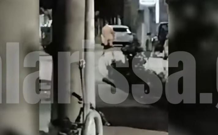 Λάρισα: Άνδρας κυκλοφορούσε γυμνός στη μέση του δρόμου – Άκουγε μουσική και έπινε αλκοόλ – ΒΙΝΤΕΟ