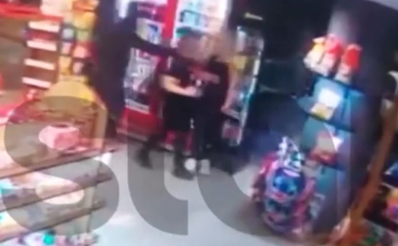 Βύρωνας: Ληστής μπούκαρε σε μίνι μάρκετ και απείλησε με μαχαίρι δύο γυναίκες – Βίντεο