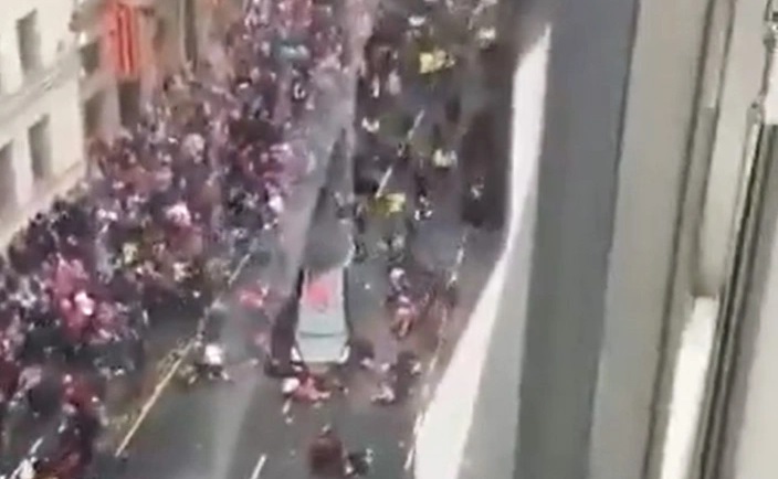 Λίβερπουλ: Συγκλονιστικό βίντεο από την στιγμή που το αυτοκίνητο πέφτει επάνω στους πεζούς