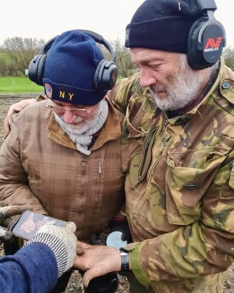 Οι ανιχνευτές που ανακάλυψαν τα δύο σπάνια ευρήματα.